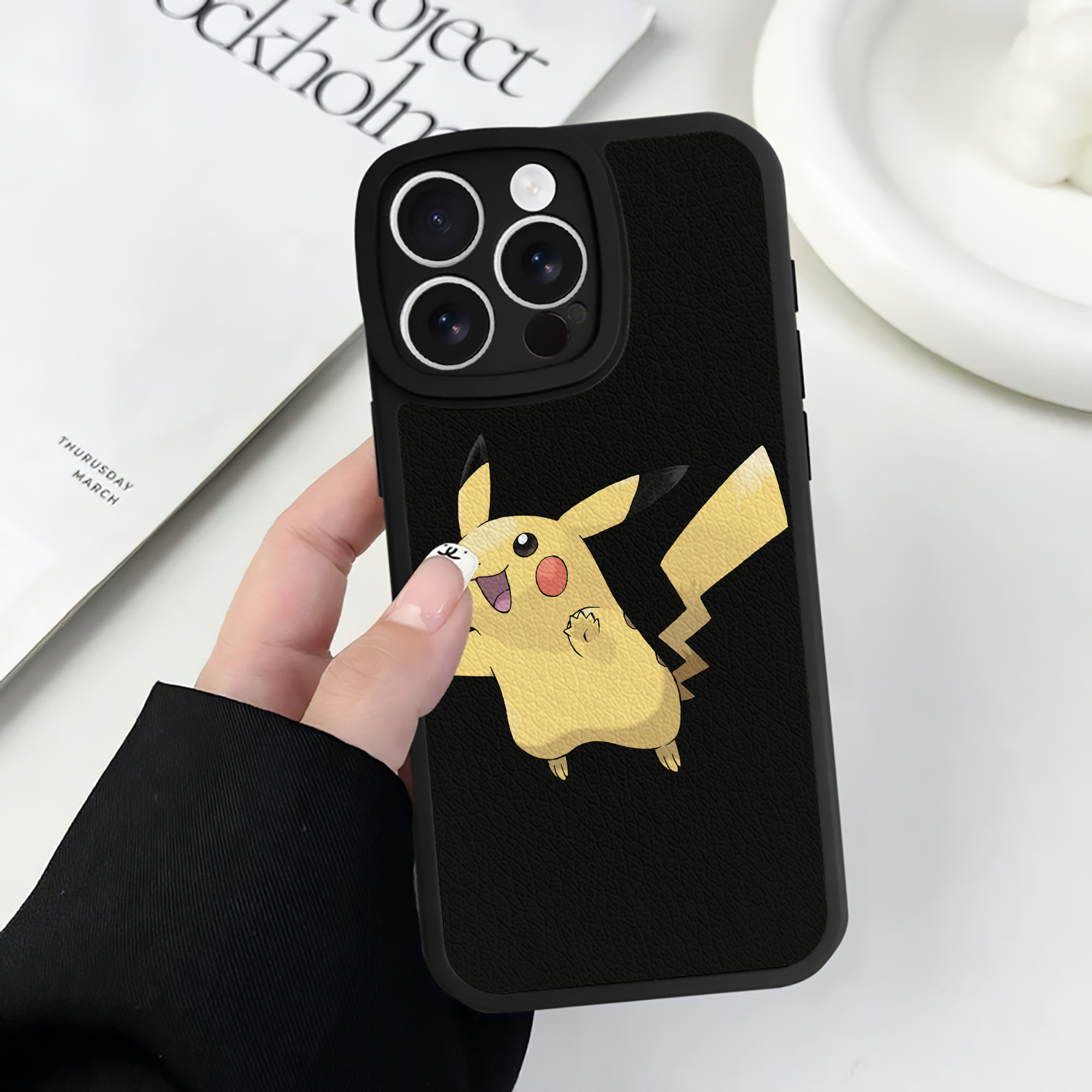 （画像用） ポケットモンスター Pokémon 【iPhone 16シリーズ対応】シリコンスマホケース（レザー調） 材質：シリコン